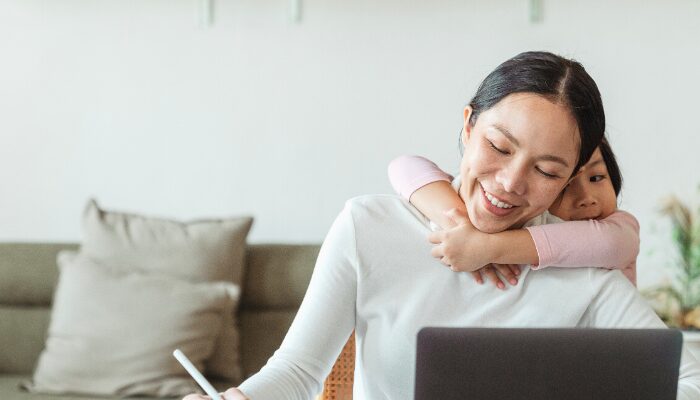 子供に抱きつかれる母親